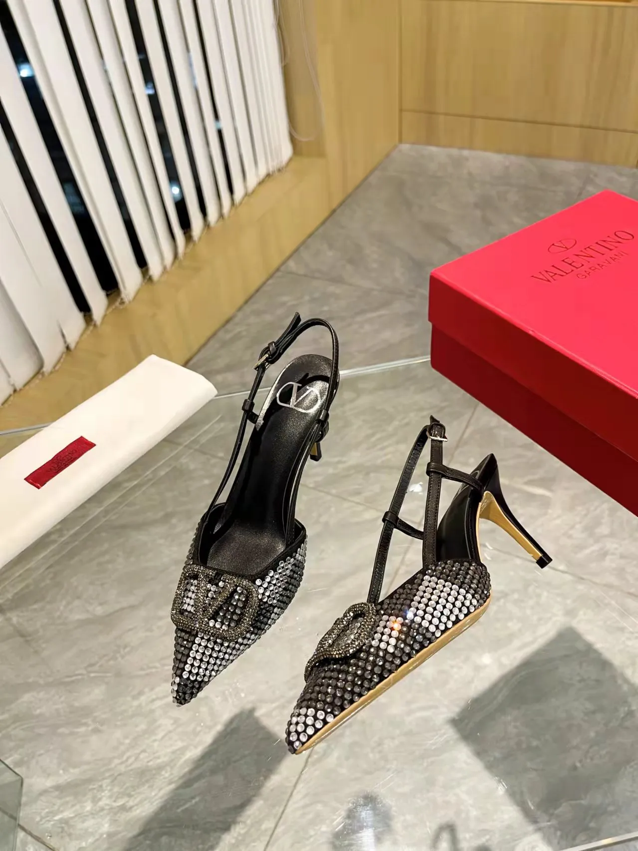 👟👟Ex-factory price 440👟👟 Genuine leather sole + 40 Kloesch diamond buckle Valentino.Valentino big v buckle single shoes ㊙️Latest series of counter genuine version with perfect details. Authentic products are made one to one. All details are consistent with genuine ones. The upper foot is very pedicure type. The key point is that it is very good and easy to control. It does not wear the feet and does not tire the feet. It is a walking artifact. The last shape is completely compared to the counter. The details are perfect. It is impossible to make such an exquisite product without the original version. Exclusive molded brass color. The highest version on the market. Fabric: imported sheepskin, lining and foot pads are all sheepskin. Color: 13 colors available. Sizes (34 to 42). Customized size 34 and 42. Non-returnable and non-exchangeable. Heel height: 7CM. Rubber sole. Genuine leather sole +40